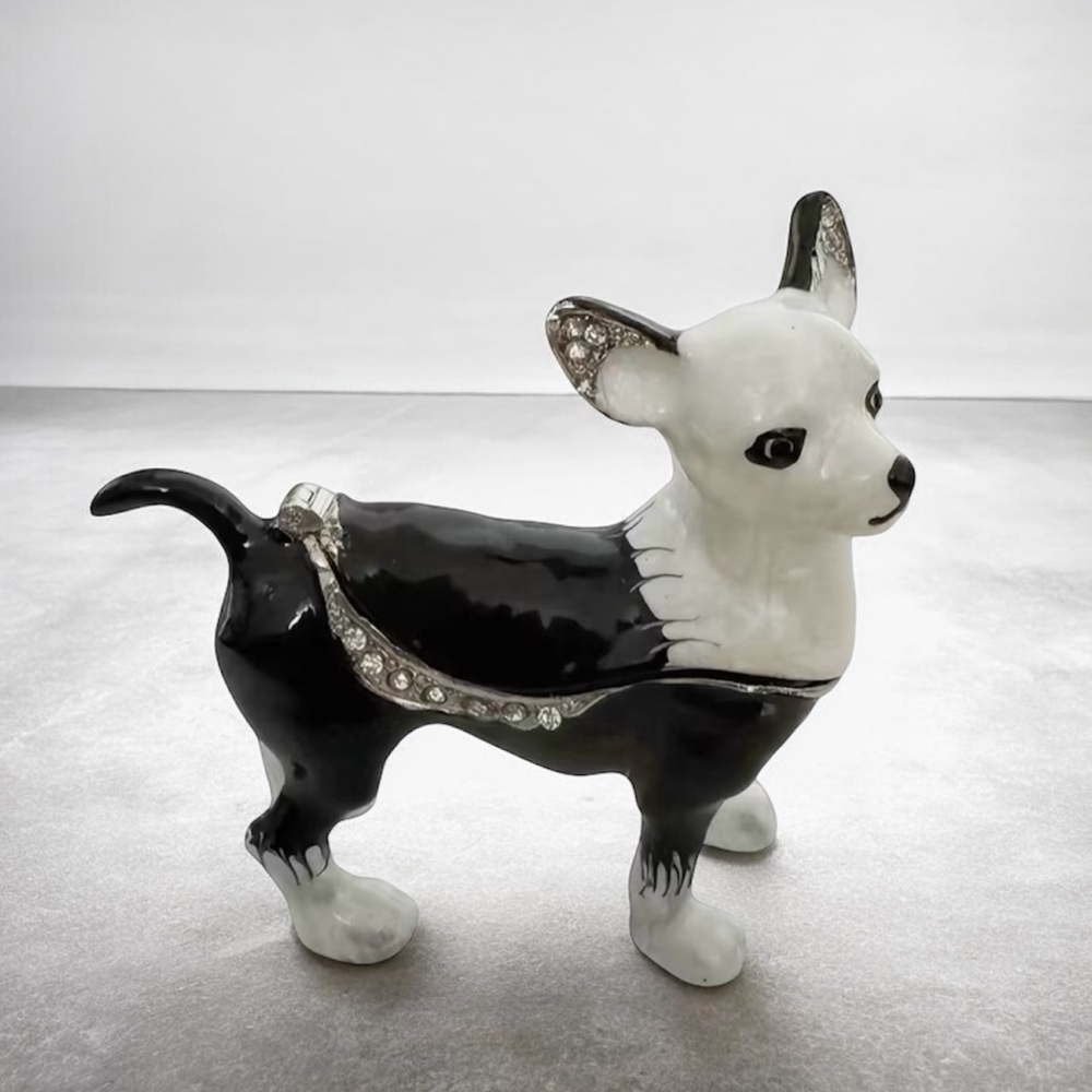 Chihuahua Bejeweled Trinket
Magnetic Jewelry Box 🐾 Chi